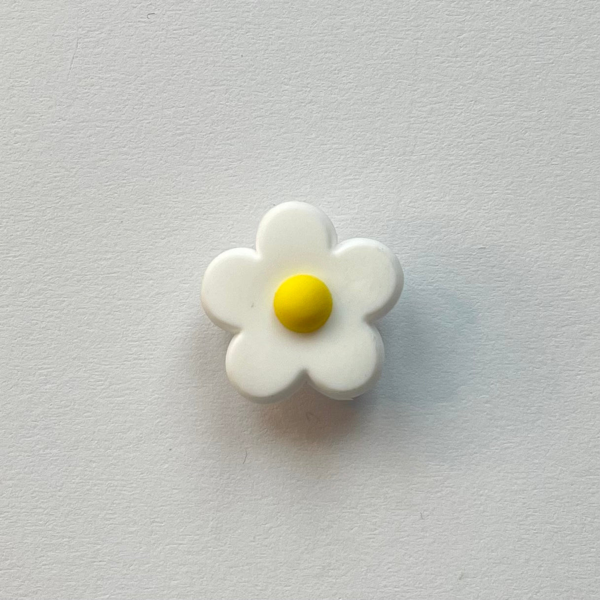 Cutesy Daisy Charm